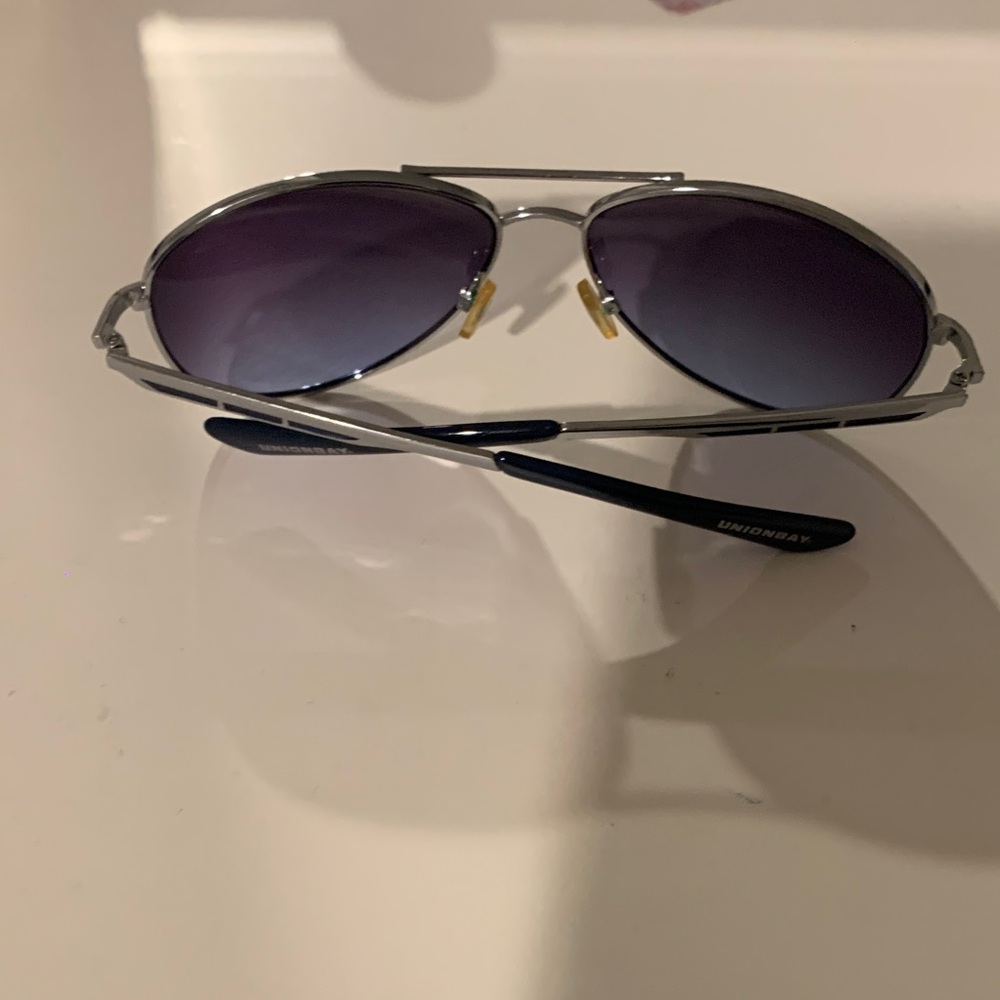UNIONBAY Silver Frame Sunglasses with Dark Lenses